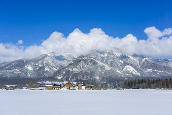 纯净的蓝天白云和雪山雪地