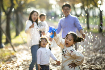 幸福的<strong>一家人</strong>出门游玩