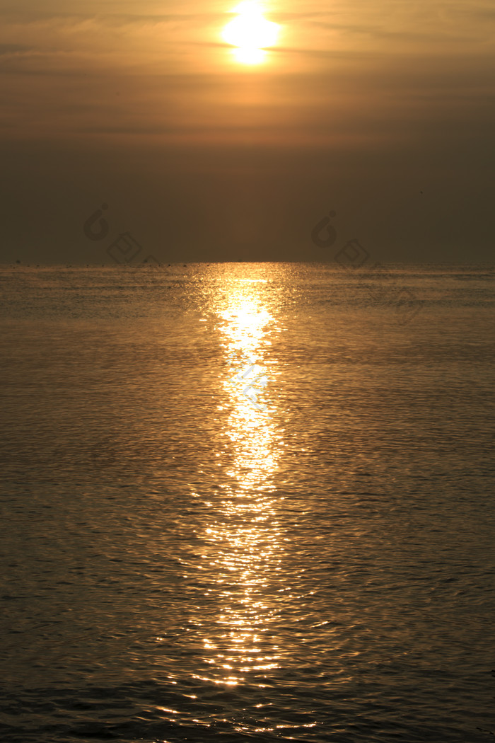 夕阳西下时波光粼粼的金色大海