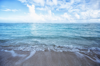 沙滩蓝天白云海水