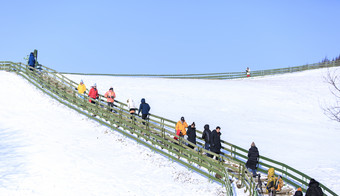 寒冷的冬季雪地上的游客