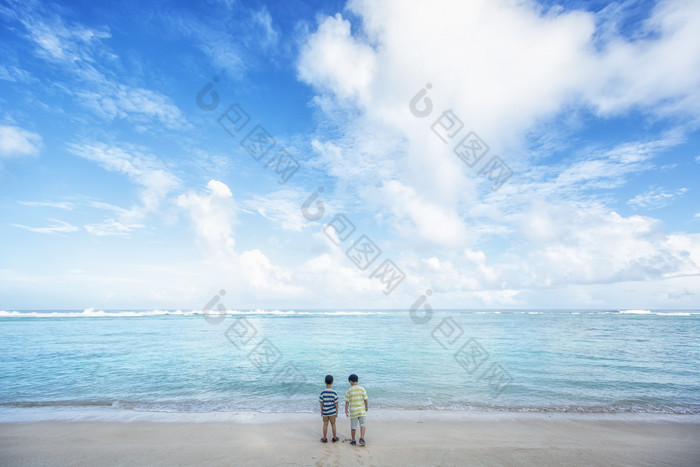 沙滩蓝天白云小孩玩耍