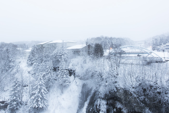 森林悬崖下雪天的村落