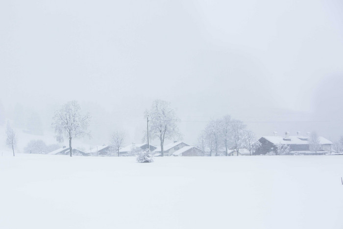 冬季寒冷风雪中的小屋摄影图片