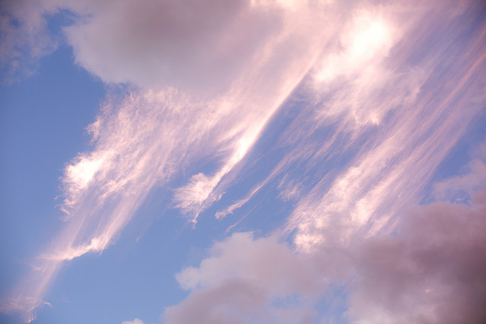 蓝色天空飘着的粉色云朵