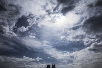 天空阴霾天阳光洒出<strong>图片</strong>