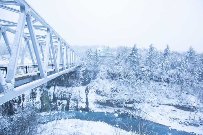 冬天下雪森林河流上的桥