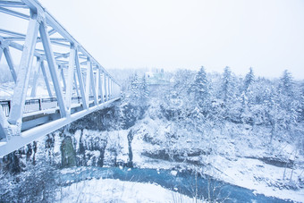 冬天下雪森林河流上的桥