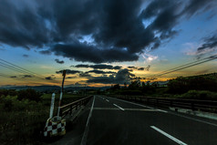夕阳云朵的公路