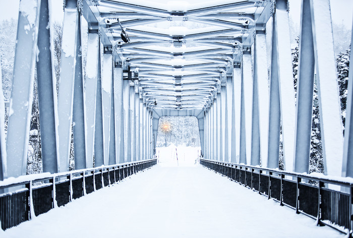 下雪后的桥