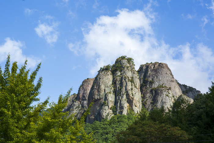 仰视山爬山山脚