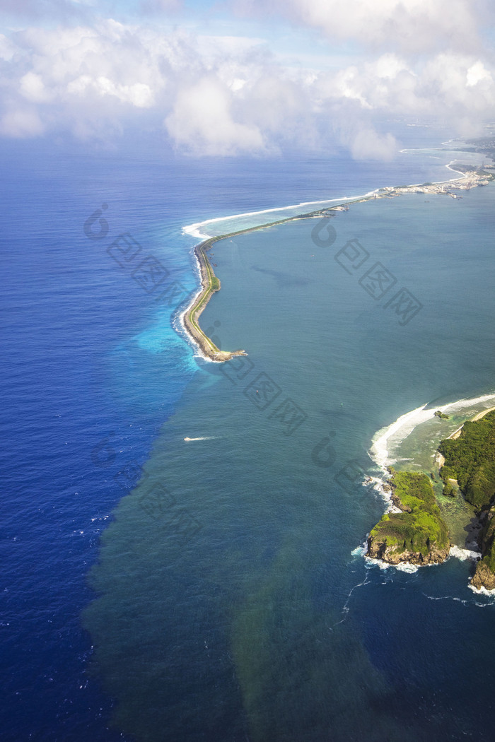 航拍海岸线岛屿浮道竖图