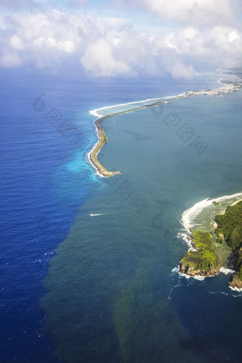 航拍海岸线岛屿浮道竖图