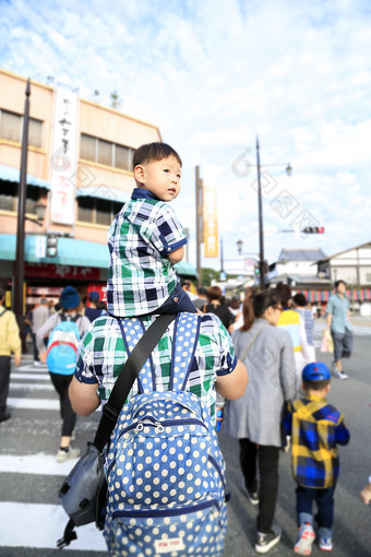 穿着<strong>亲子</strong>装出游的父子俩