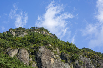 被绿植覆盖的山