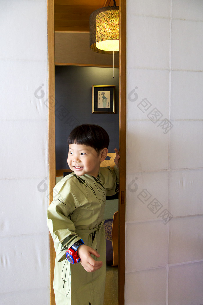 可爱的小男孩站在房间门口