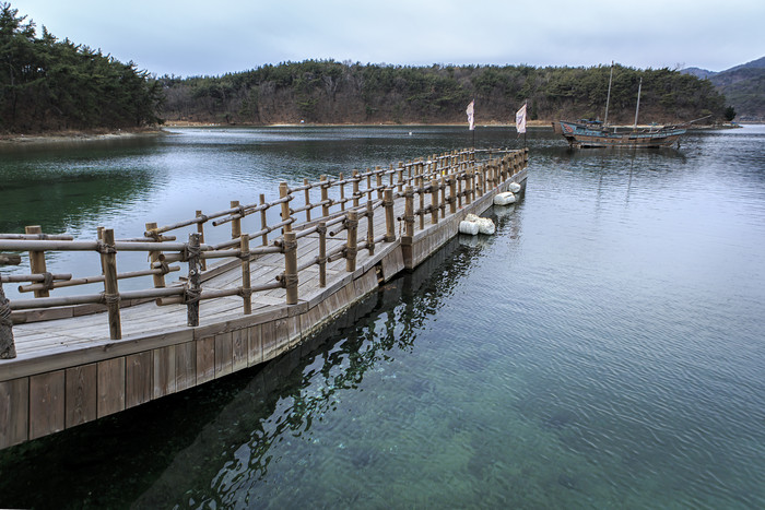 静谧清澈的湖泊中的木桥