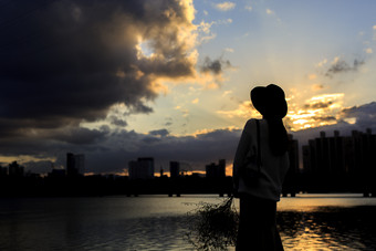 站在湖边<strong>看风景</strong>的美女背影