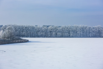 冬天湖泊结冰厚雪的样子