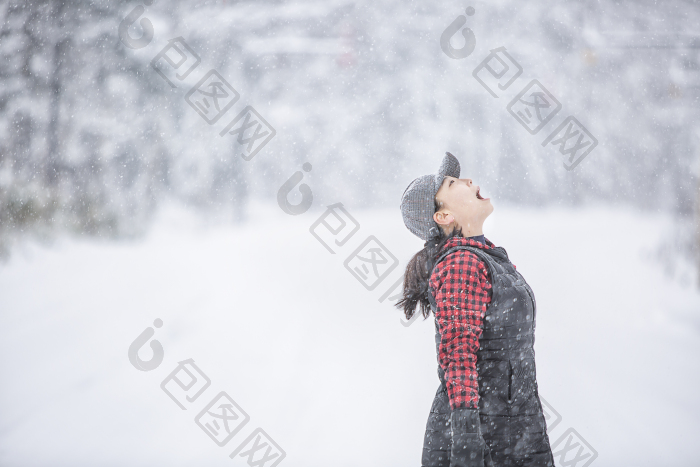 包图网提供精美好看的美女在雪地仰头素材免费下载,本次作品主题是