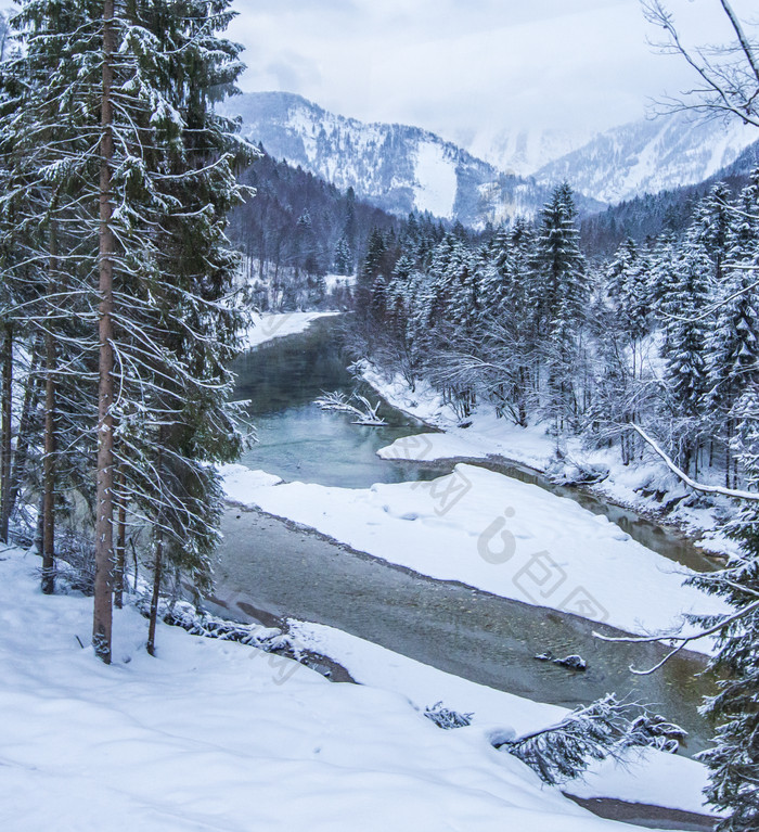 冬季寒冷积雪的山川和河流
