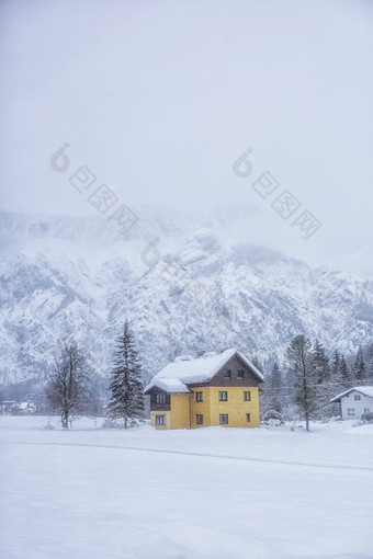 冬季寒冷积雪的<strong>小屋</strong>和大山