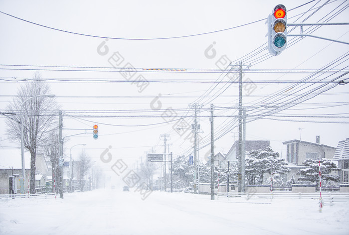 冬天城市下雪马路红绿灯