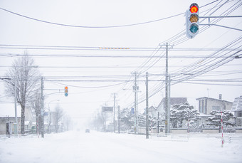 冬天城市下雪马路<strong>红绿灯</strong>