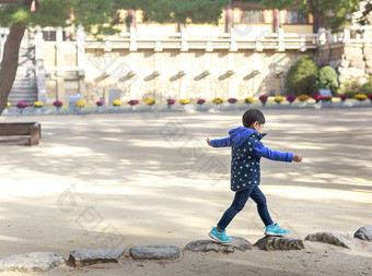 小男孩在石头上<strong>走路</strong>