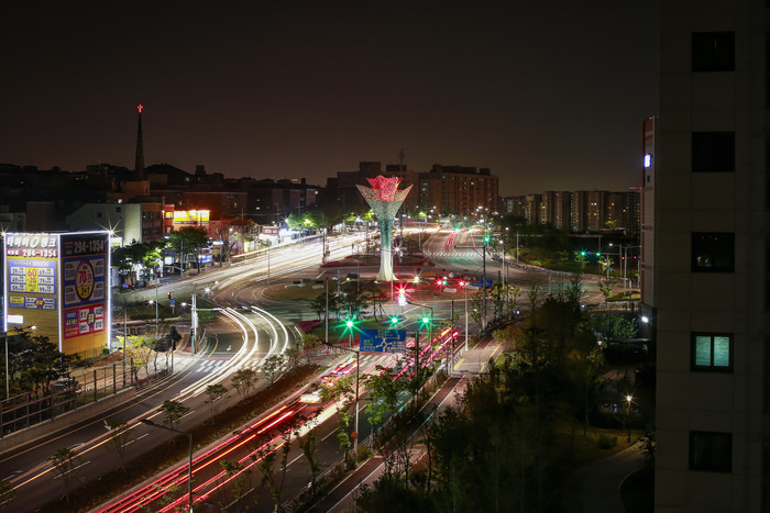 夜色下来往车辆形成的光绘夜景