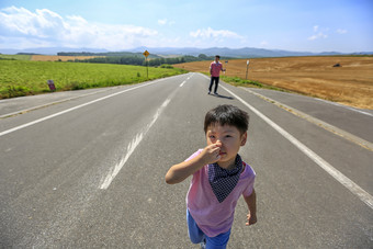 公路小男孩做鬼脸