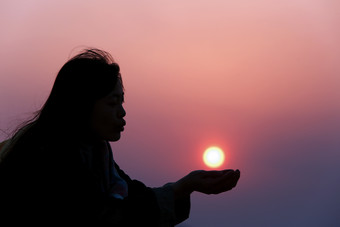 创意人像手捧着圆圆的太阳