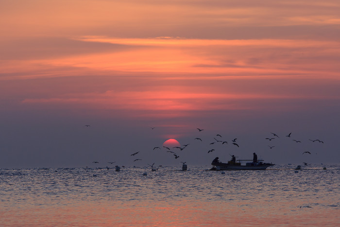 夕阳落日海船捕鱼