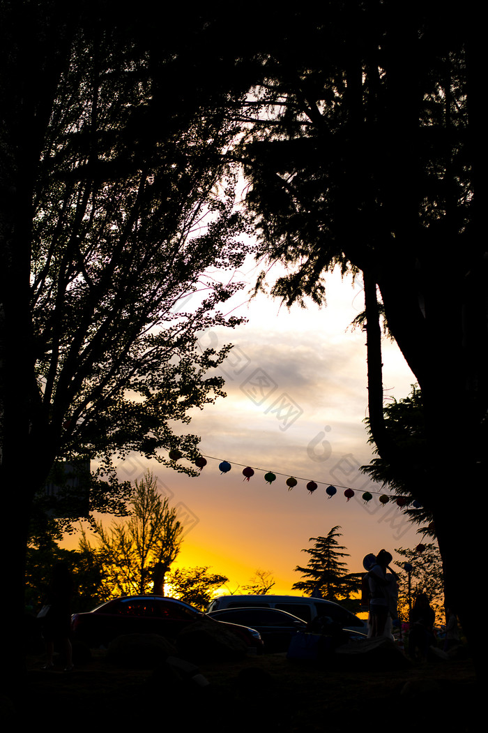 停车场边的夕阳暖调背景