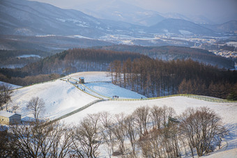 冬天从山顶俯瞰雪地