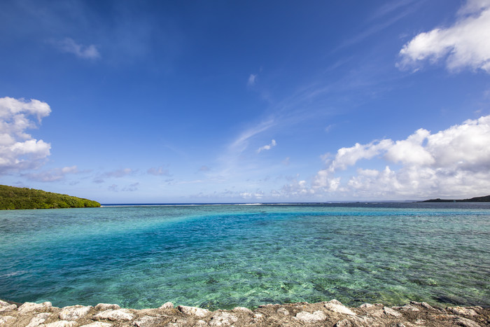 海大海清澈蓝色海水海面石块云