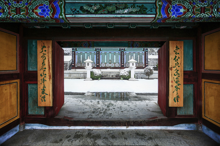 下雪后的传统韩屋入口