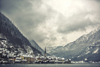 坐落在海边的城市建筑和雪山风景