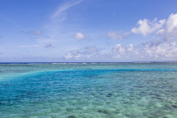 海大海清澈蓝色海水海面摄影图