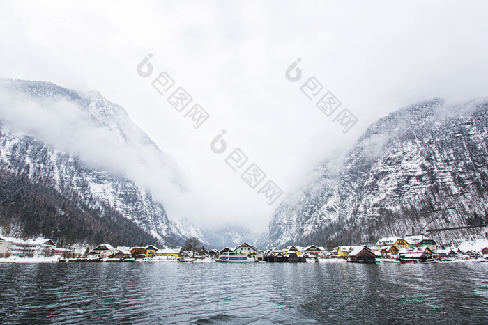 坐落在海边的城市和雪山风景