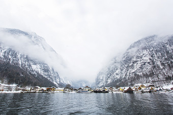 坐落在海边<strong>的</strong>城市和雪山风景