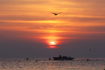 海平面落日夕阳海岛渔船海鸥