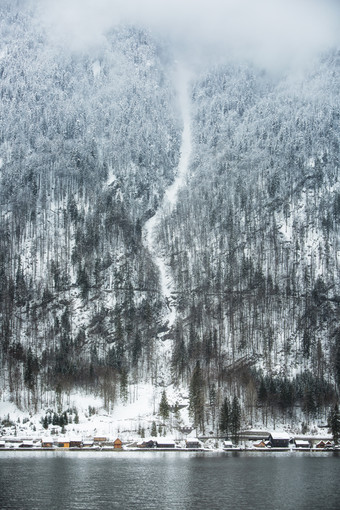 积满雪花的山林和湖泊