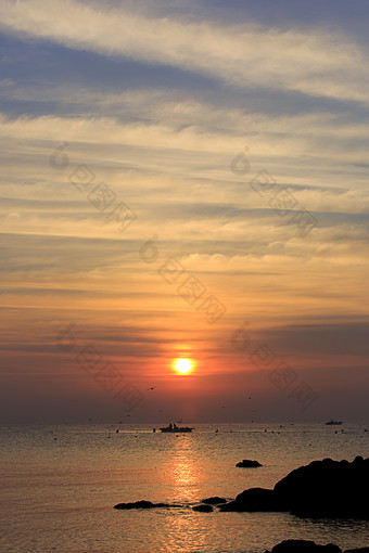 海平面落日夕阳海岛渔船