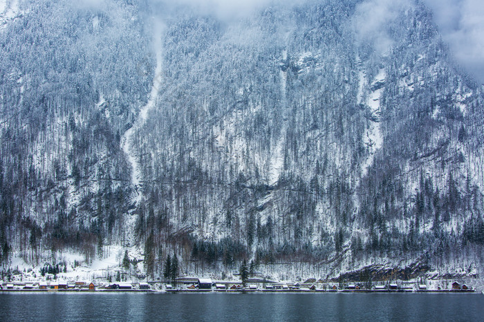 积满雪花的山林和湖泊横图