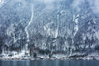 积满雪花的山林和湖泊横图