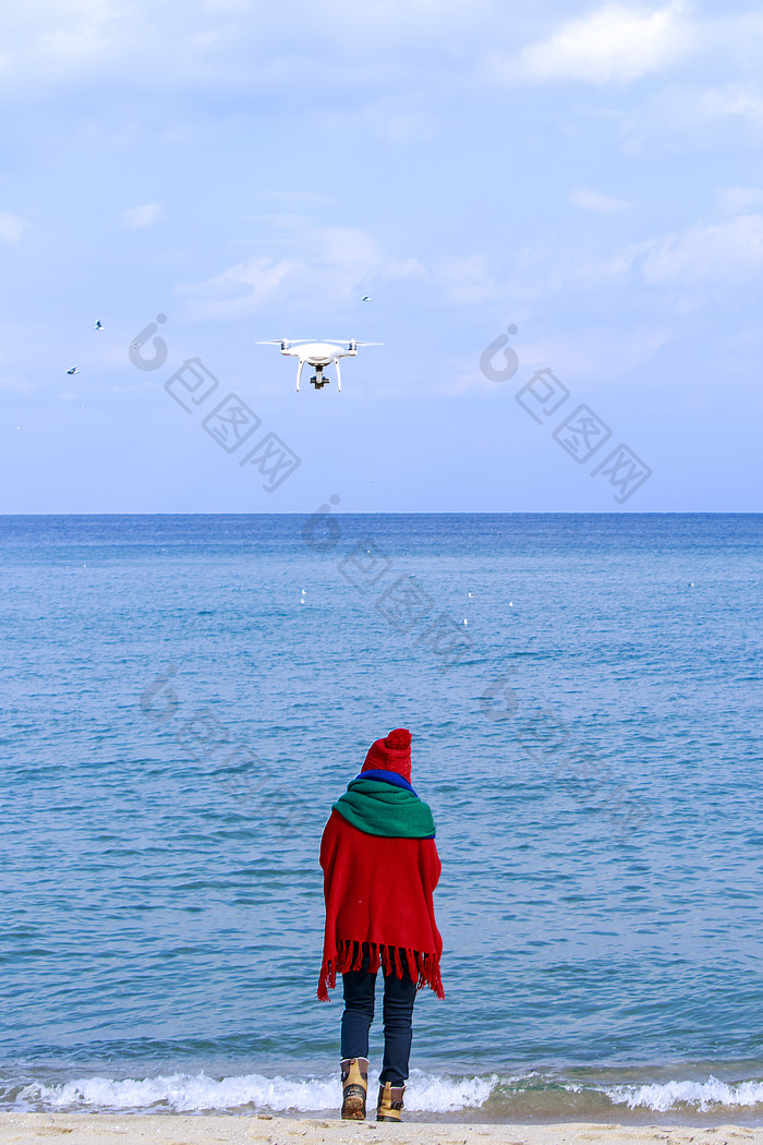 女生冬日海边背影航拍