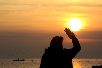 落日夕阳余晖海岛女生抬手