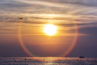 海平面落日夕阳余晖光晕