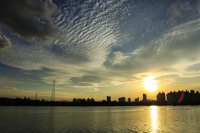 傍晚的天空和映着夕阳的湖面横图